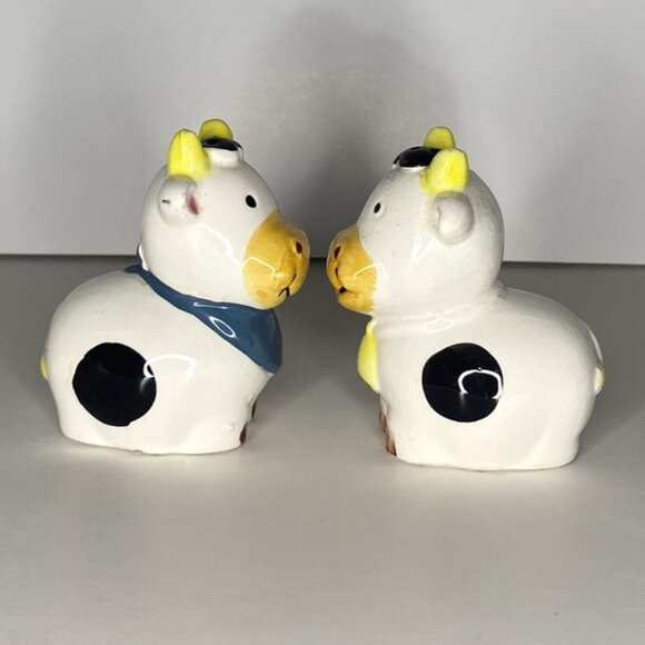 Pair of Cows with bell & Scarf Salt & pepper Shakers, Vintage - Picture 4 of 8